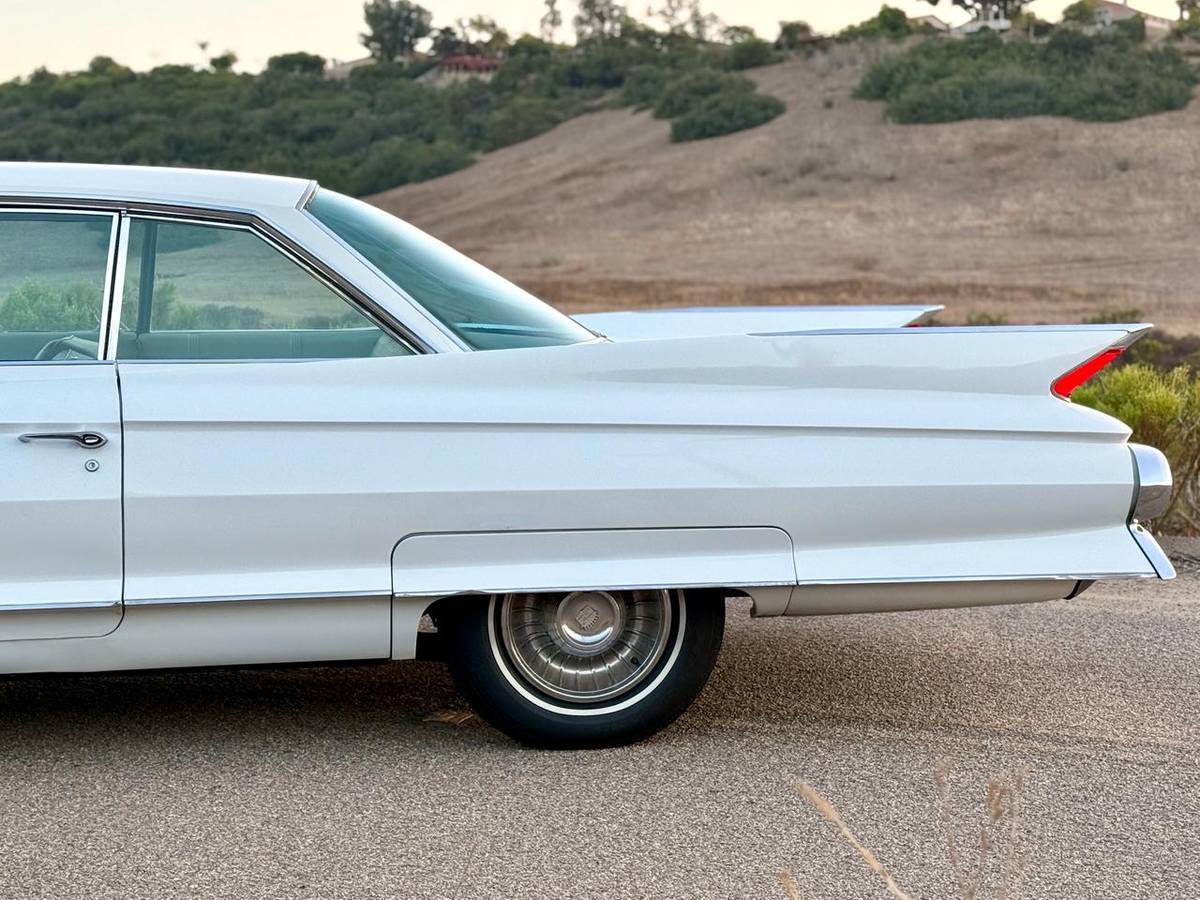 Cadillac-coupe-1961-34