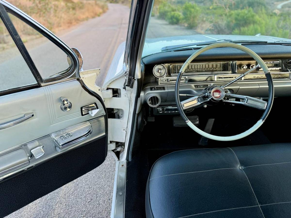 Cadillac-coupe-1961-59