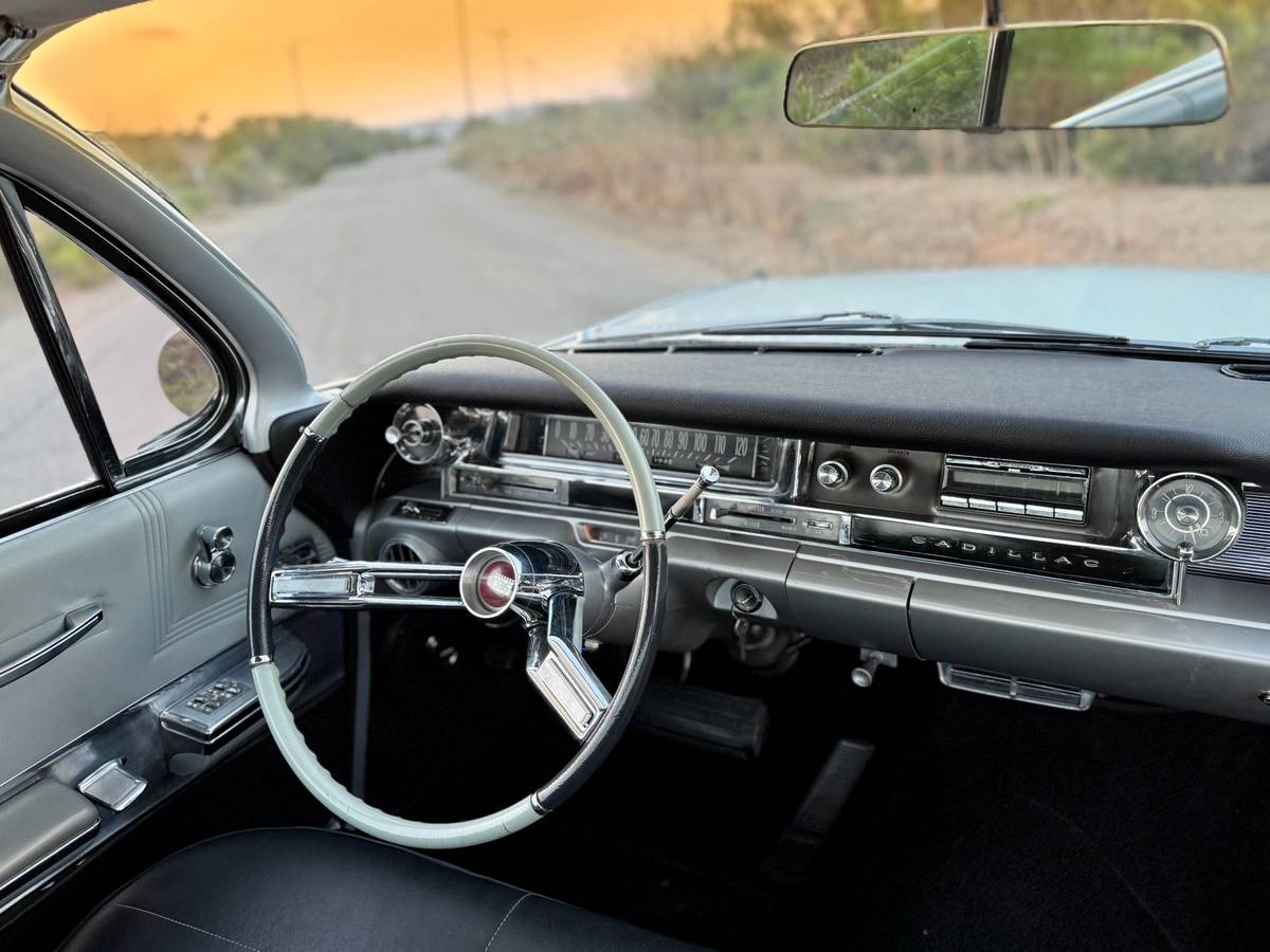 Cadillac-coupe-1961-82