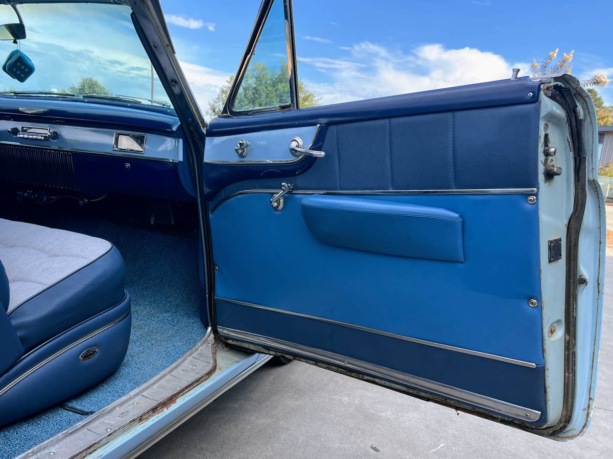 Cadillac-coupe-deville-1952-blue-10