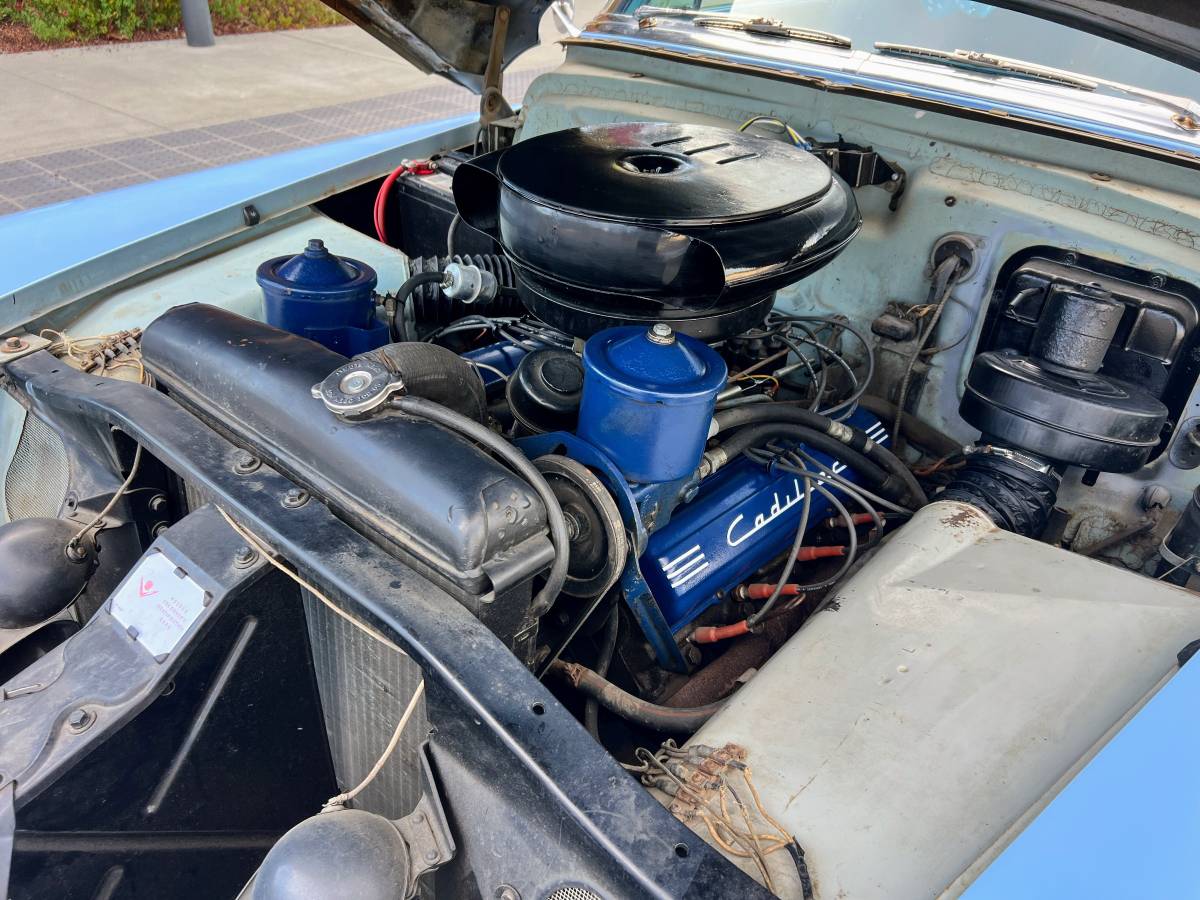 Cadillac-coupe-deville-1952-blue-18