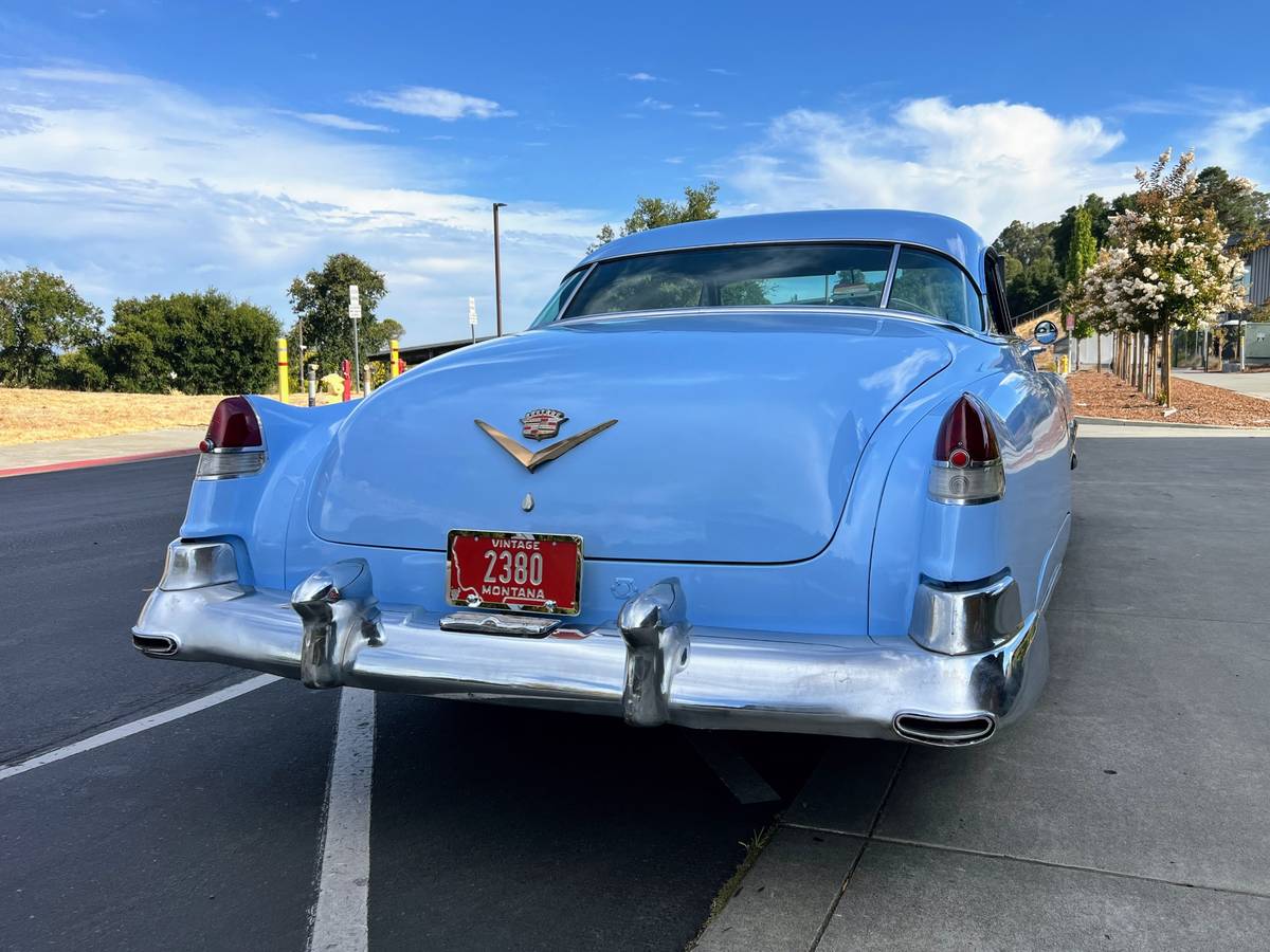 Cadillac-coupe-deville-1952-blue-4