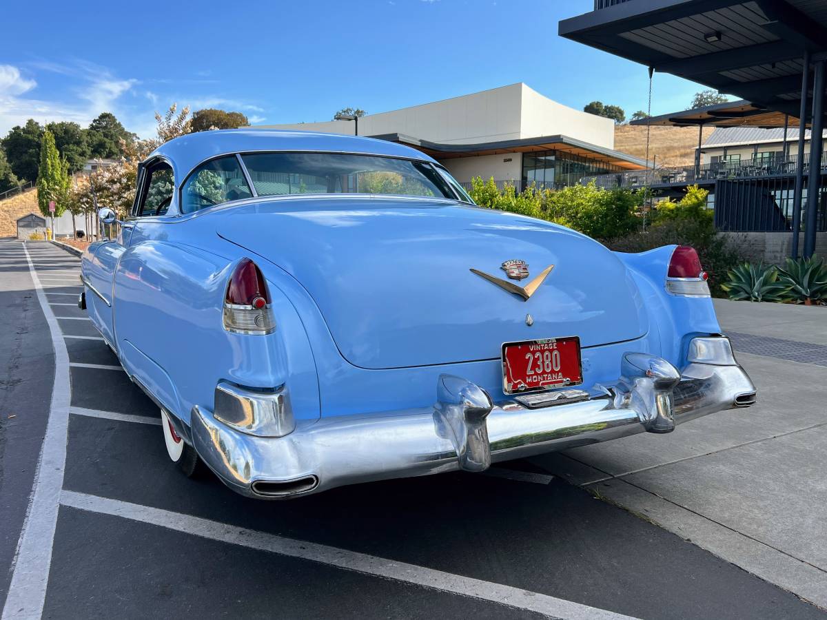 Cadillac-coupe-deville-1952-blue-5