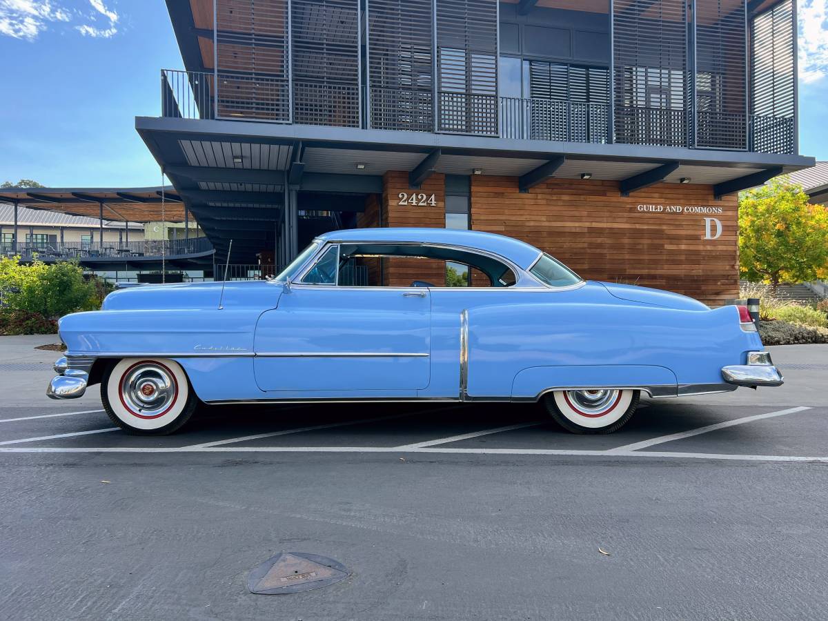 Cadillac-coupe-deville-1952-blue-7