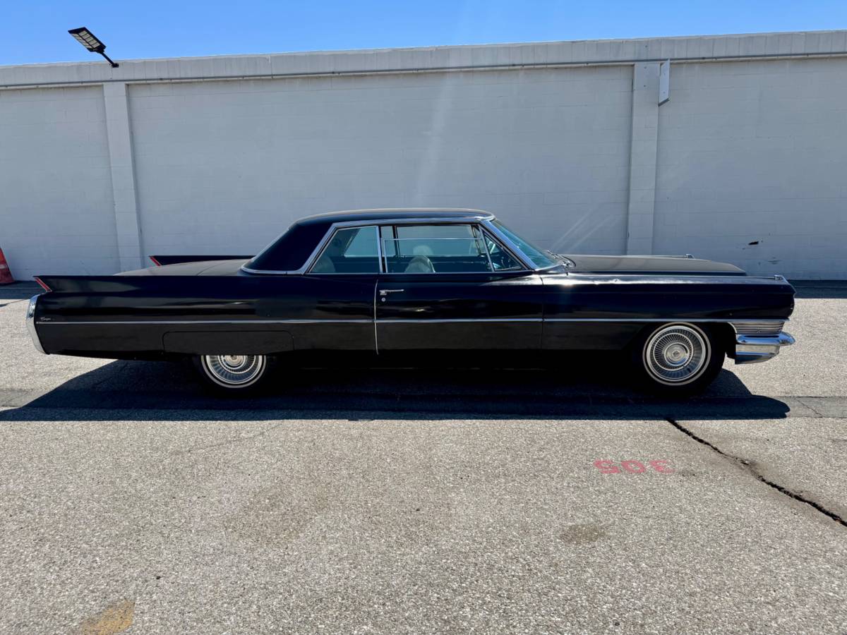 Cadillac-coupe-deville-1964-3