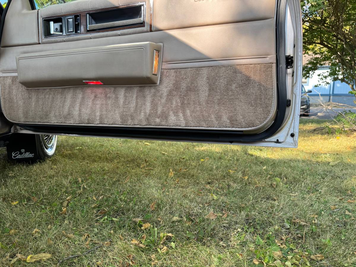 Cadillac-coupe-deville-1988-brown-15