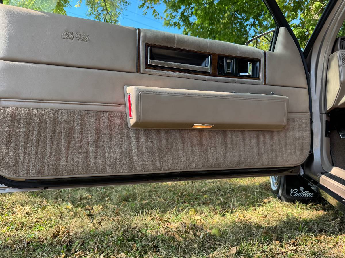 Cadillac-coupe-deville-1988-brown-16