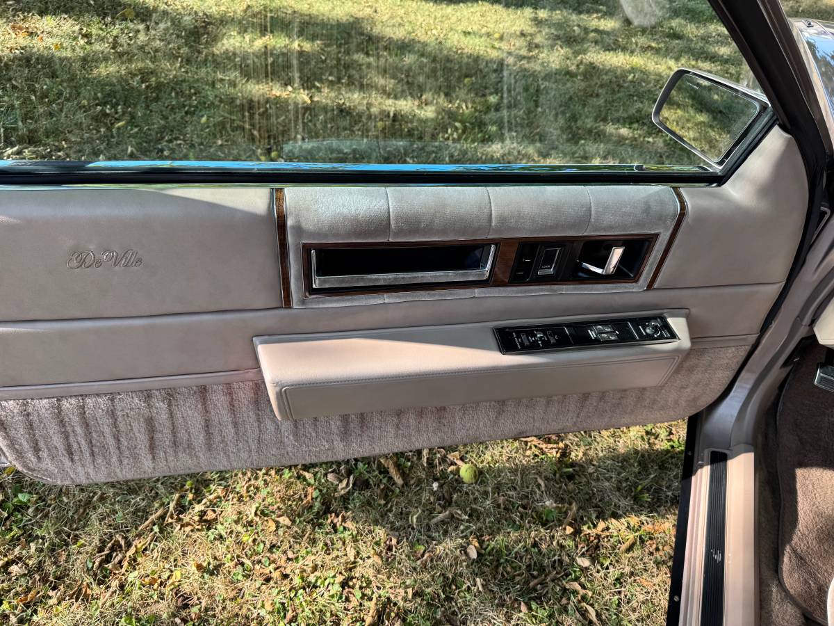 Cadillac-coupe-deville-1988-brown-24