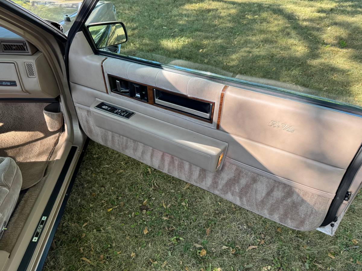 Cadillac-coupe-deville-1988-brown-34