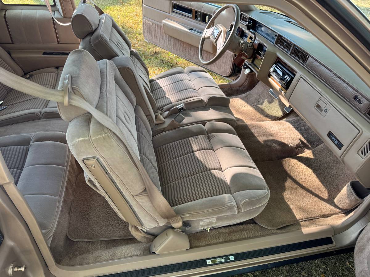 Cadillac-coupe-deville-1988-brown-35