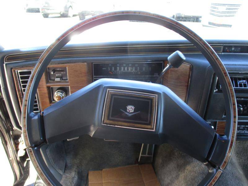 Cadillac-deville-1983-grey-12
