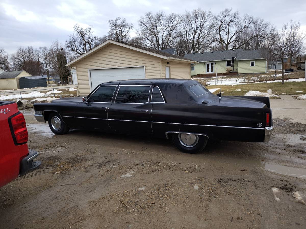 Cadillac-fleetwood-1970-black