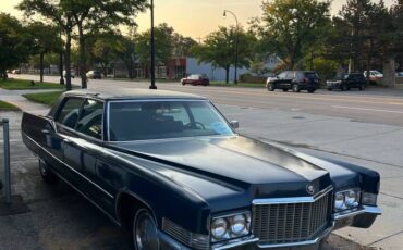 Cadillac-fleetwood-brougham-1970-blue-2