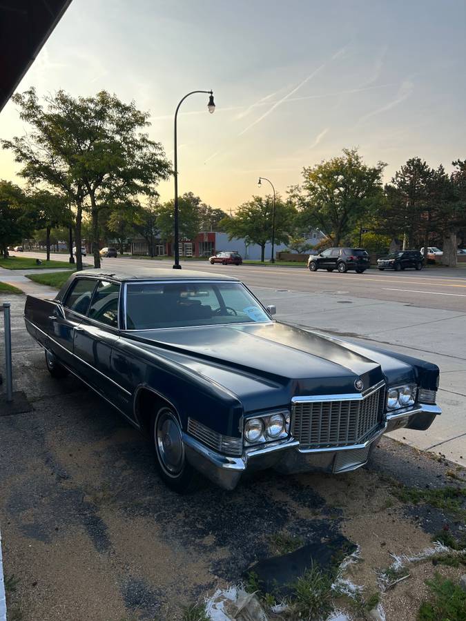 Cadillac-fleetwood-brougham-1970-blue-2