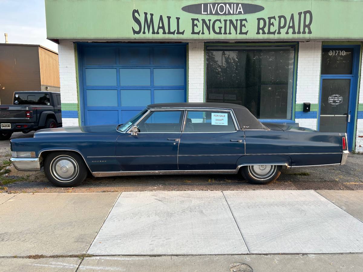 Cadillac-fleetwood-brougham-1970-blue-4