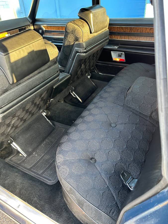 Cadillac-fleetwood-brougham-1970-blue-7
