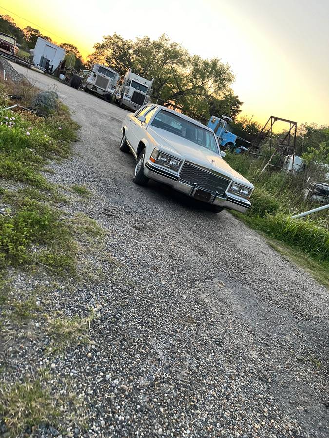 Cadillac-fleetwood-brougham-1984-white-1