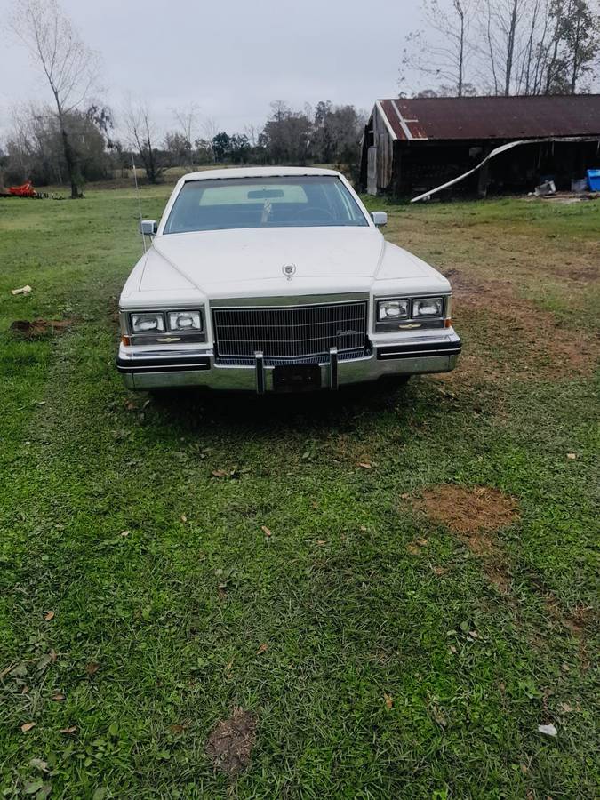 Cadillac-fleetwood-brougham-1984-white-10