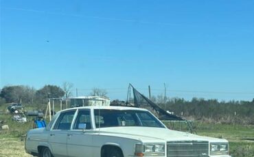 Cadillac-fleetwood-brougham-1984-white-3