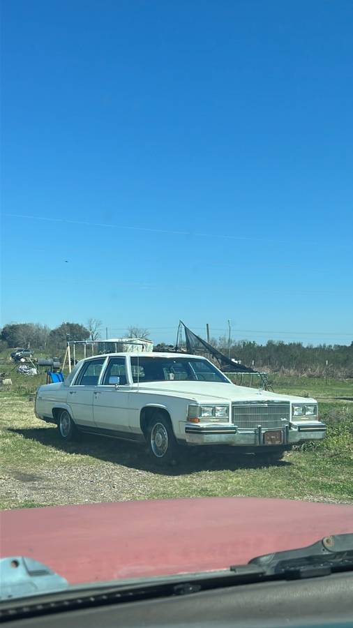 Cadillac-fleetwood-brougham-1984-white-3