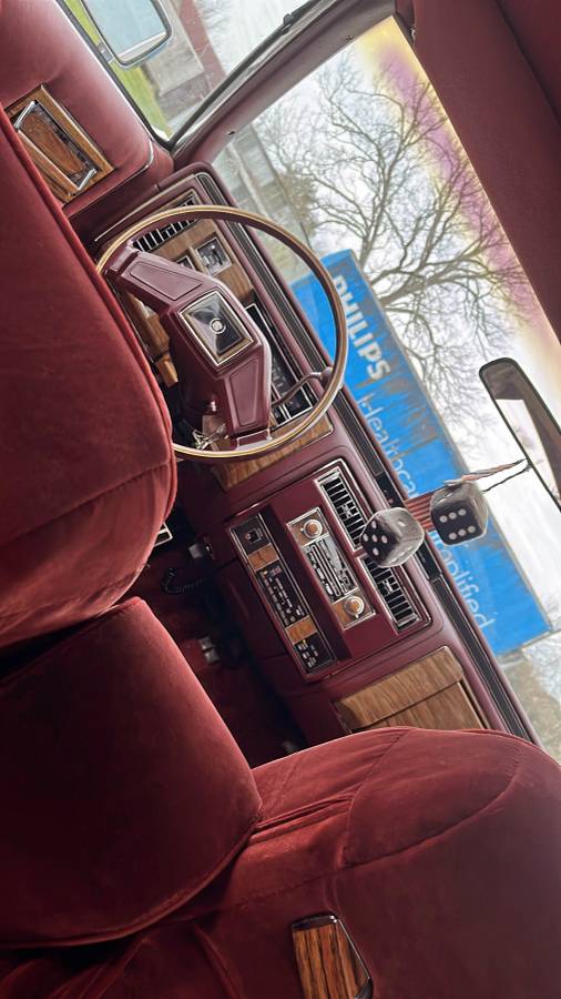 Cadillac-fleetwood-brougham-1984-white-4