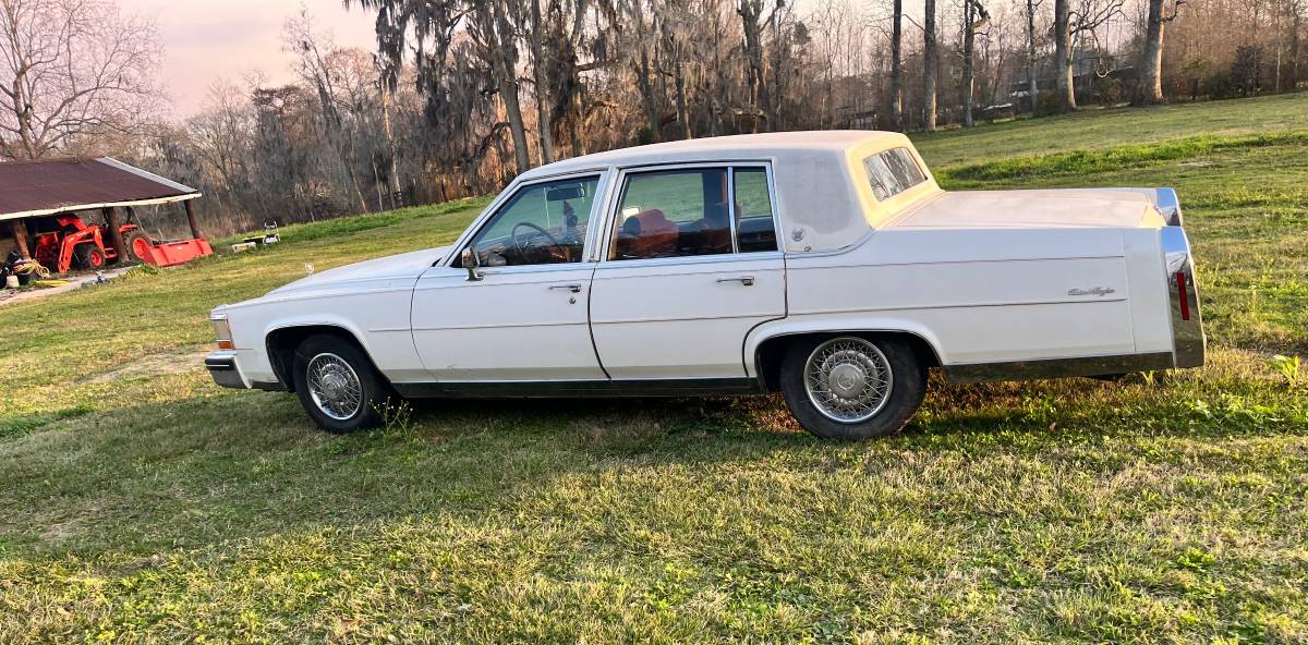Cadillac-fleetwood-brougham-1984-white-5