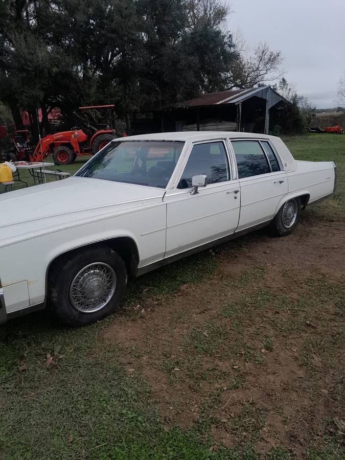 Cadillac-fleetwood-brougham-1984-white-9