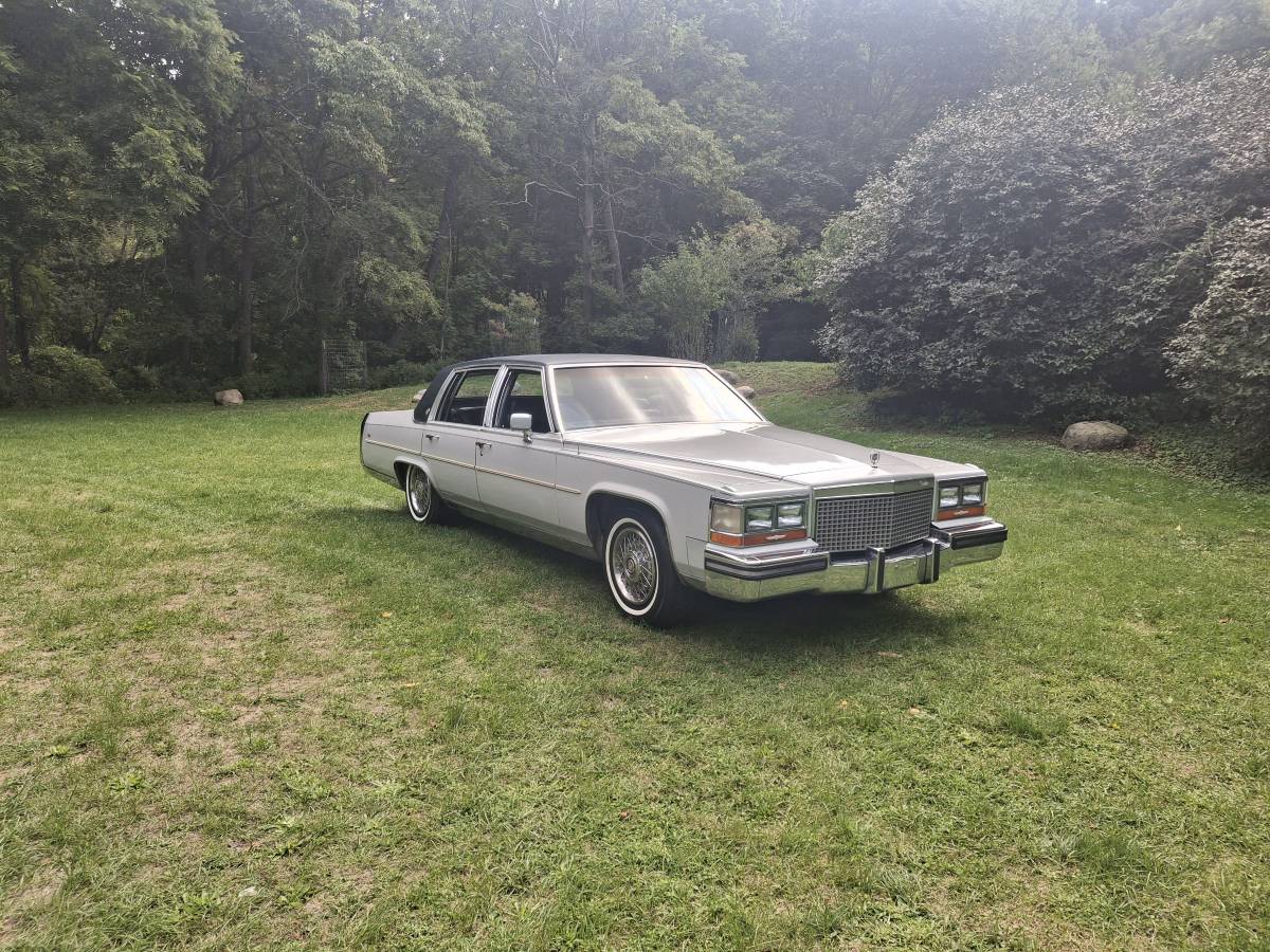 Cadillac-fleetwood-brougham-1988-grey