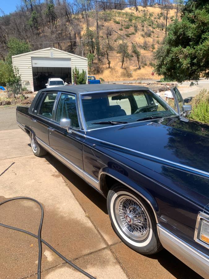 Cadillac-fleetwood-brougham-1992-blue