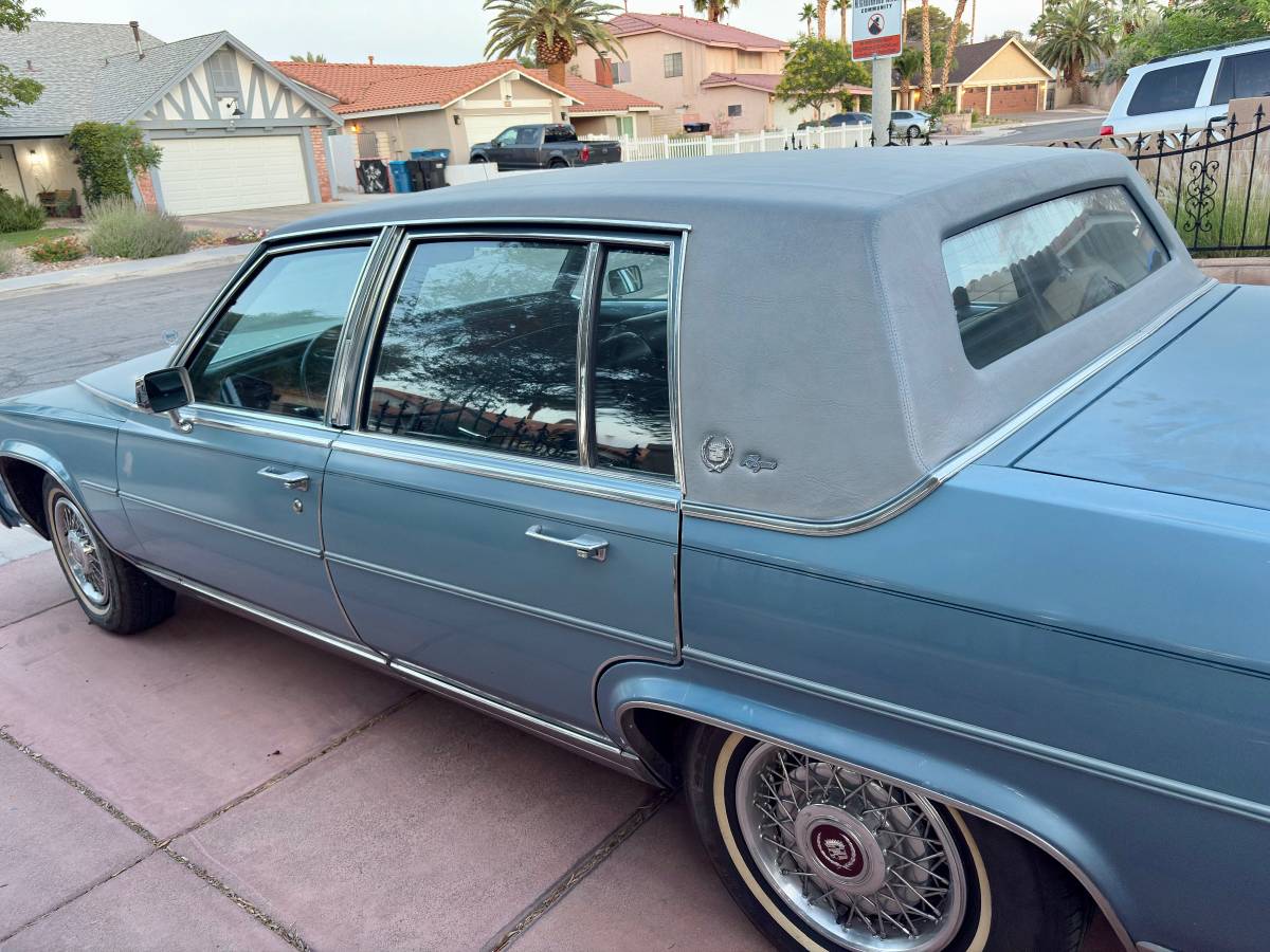 Cadillac-fleetwood-brougham-de-elegence-1988-1