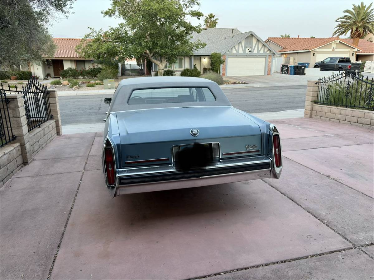 Cadillac-fleetwood-brougham-de-elegence-1988-3