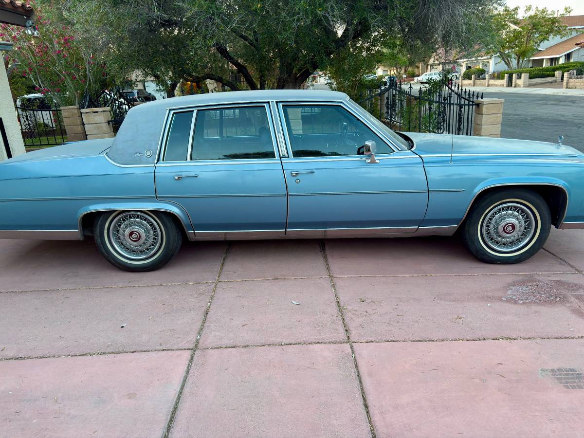 Cadillac-fleetwood-brougham-de-elegence-1988