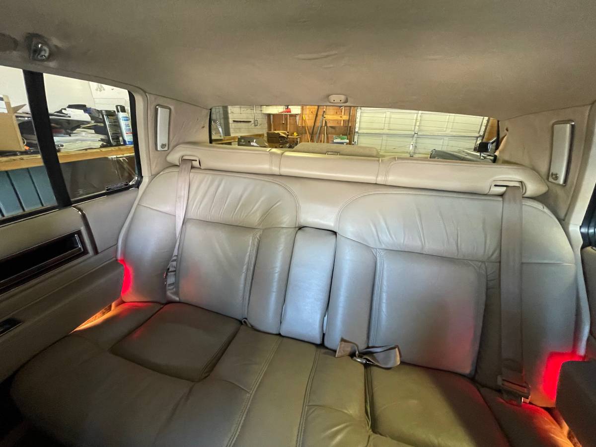 Cadillac-sedan-deville-1992-custom-6