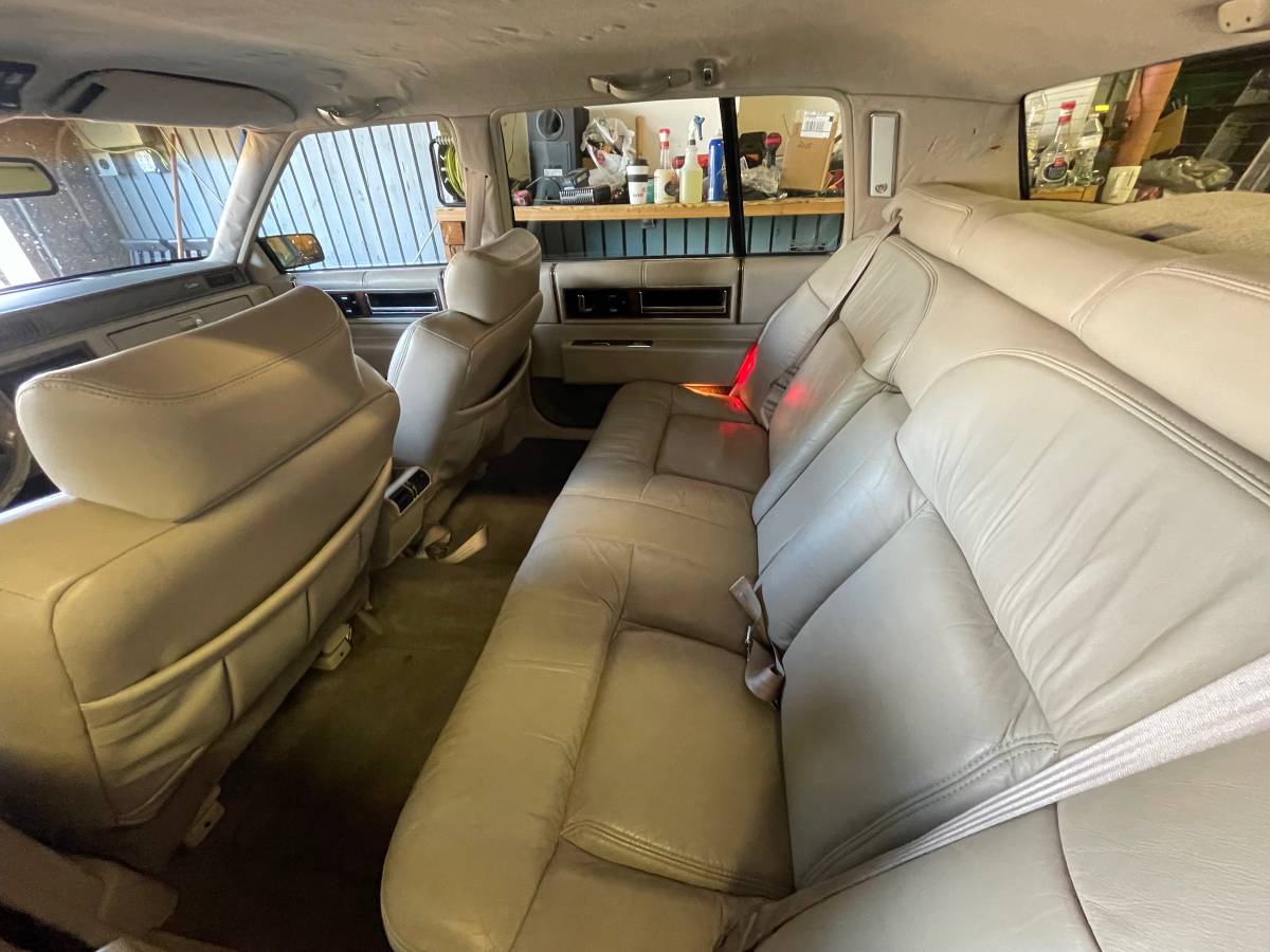 Cadillac-sedan-deville-1992-custom-8