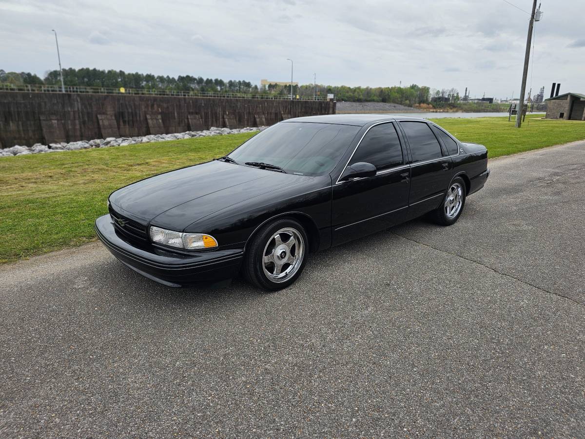 Cherolet-impala-ss-1995-black-1