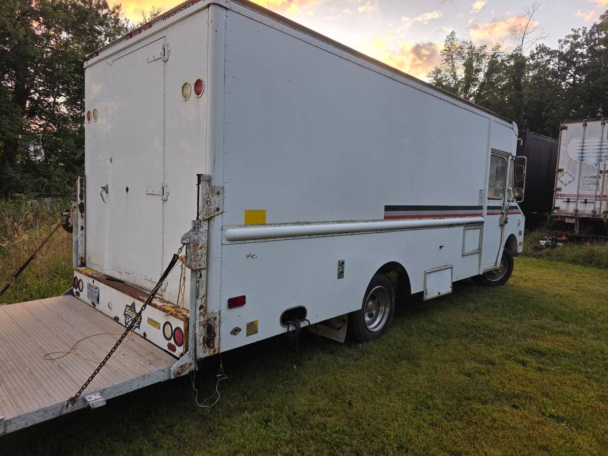 Chev-c30-panel-truck-1988-white-4