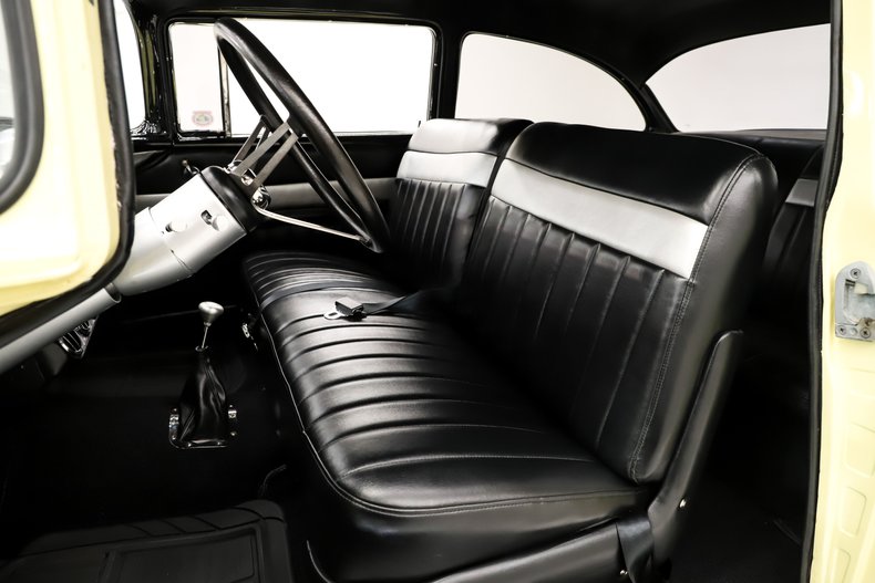 Chevrolet-150-1957-Colonial-Cream-Black-12