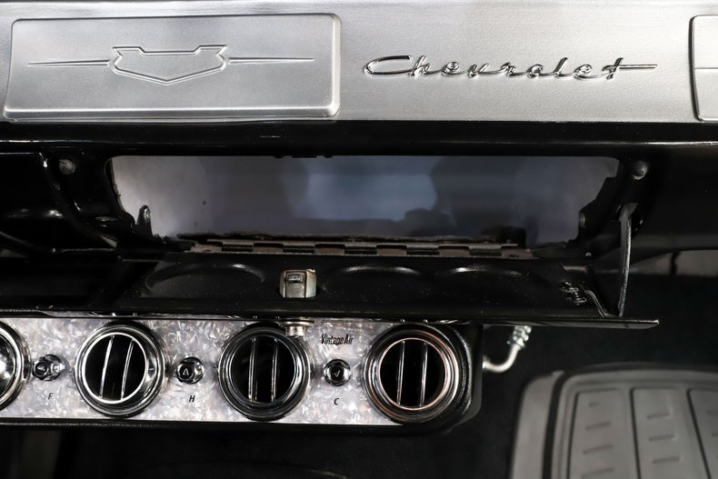 Chevrolet-150-1957-Colonial-Cream-Black-2
