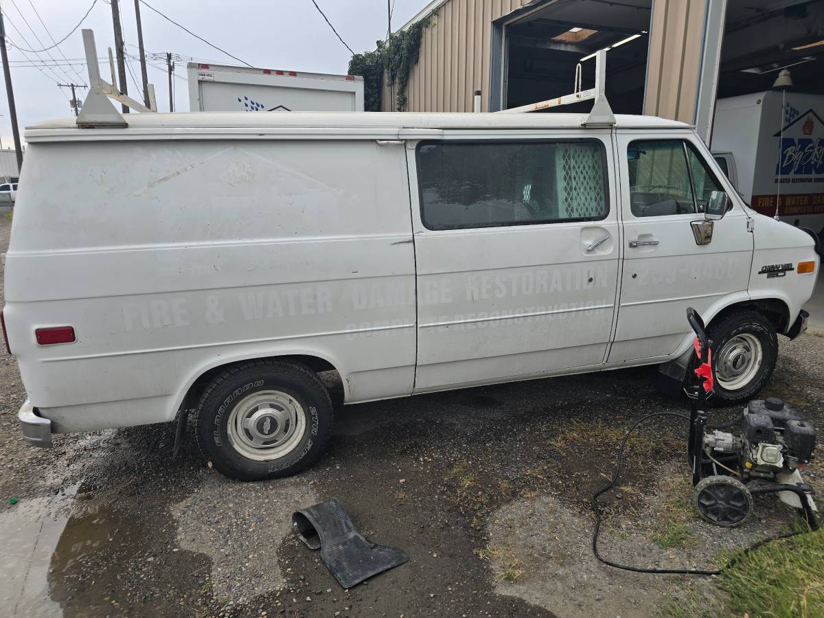 Chevrolet-20-cargo-van-1991-white-14