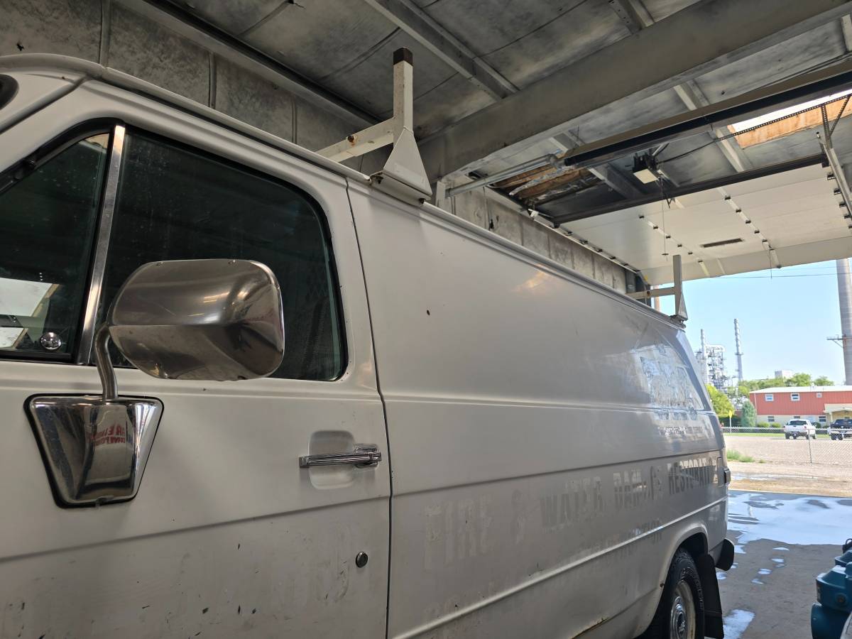 Chevrolet-20-cargo-van-1991-white-22