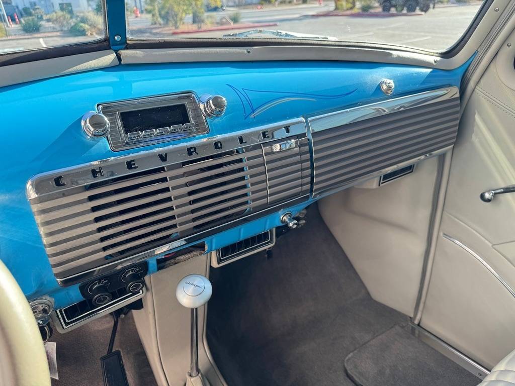 Chevrolet-3100-restomod-pickup-1950-blue-11