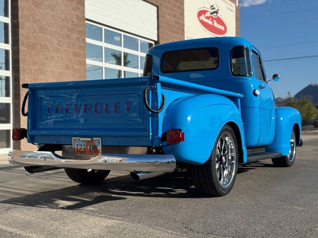 Chevrolet-3100-restomod-pickup-1950-blue-2