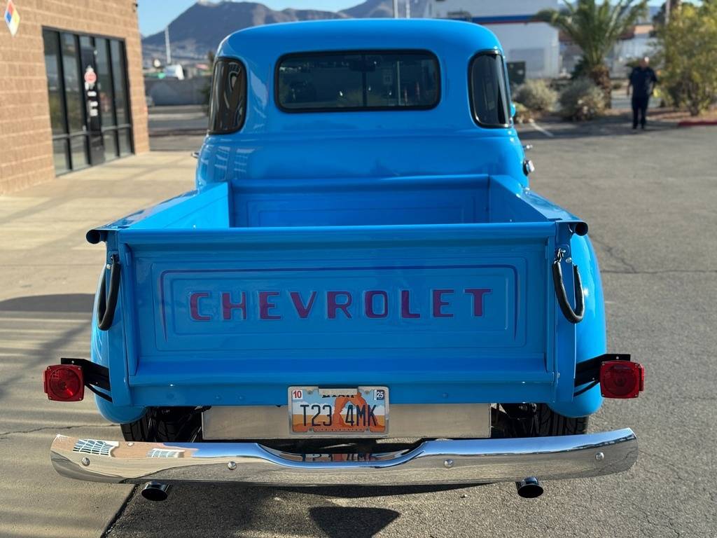 Chevrolet-3100-restomod-pickup-1950-blue-4