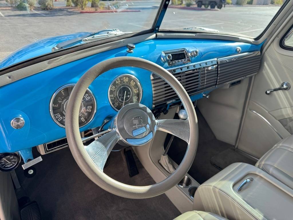 Chevrolet-3100-restomod-pickup-1950-blue-46
