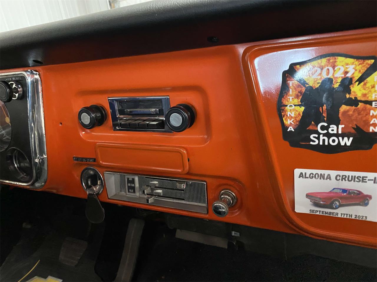 Chevrolet-34-ton-pickup-1970-Orange-and-White-Black-14