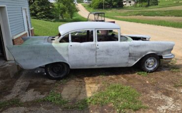Chevrolet-4-door-sedan-1957-grey-1