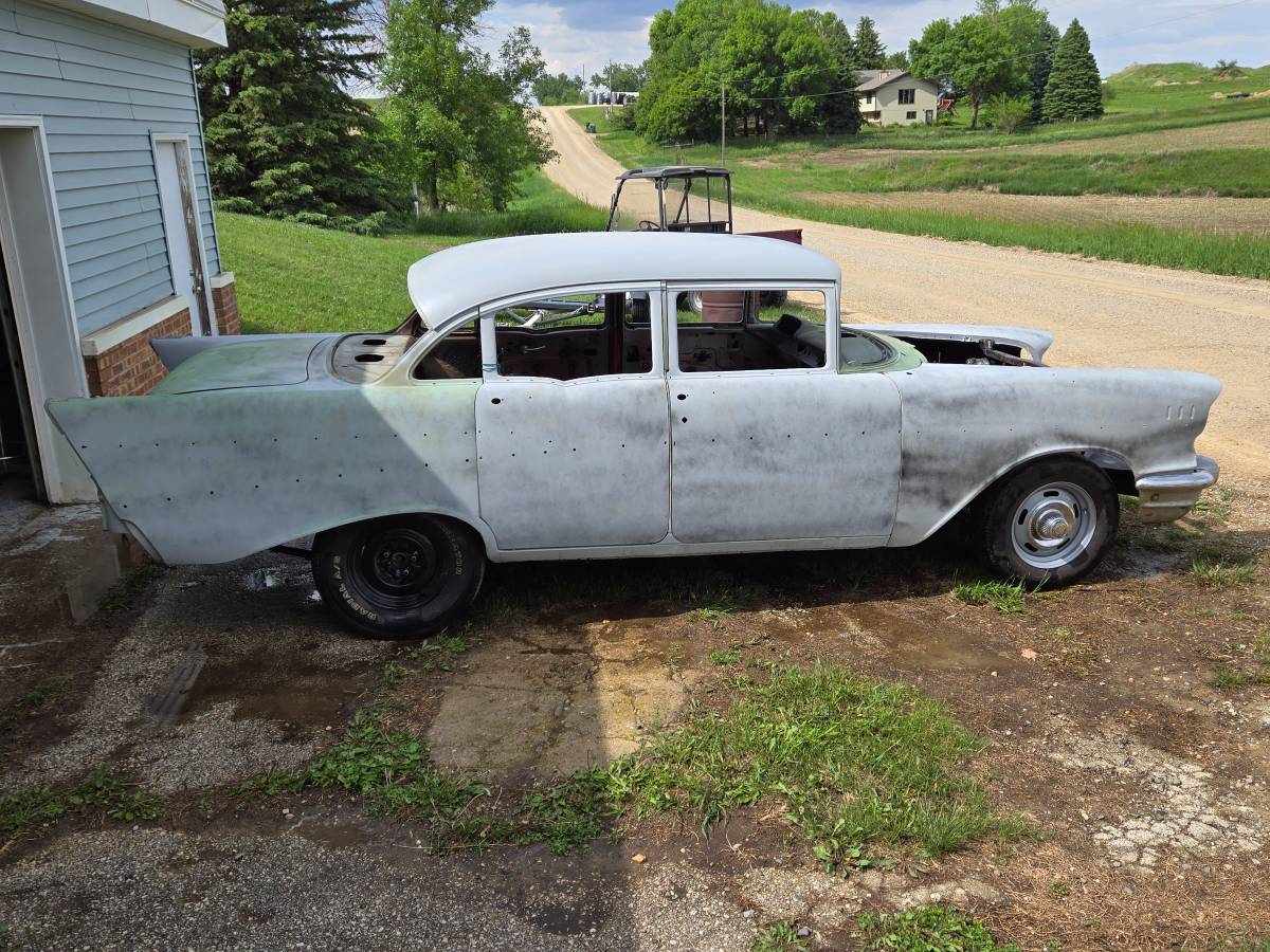 Chevrolet-4-door-sedan-1957-grey-1