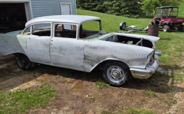Chevrolet-4-door-sedan-1957-grey-14