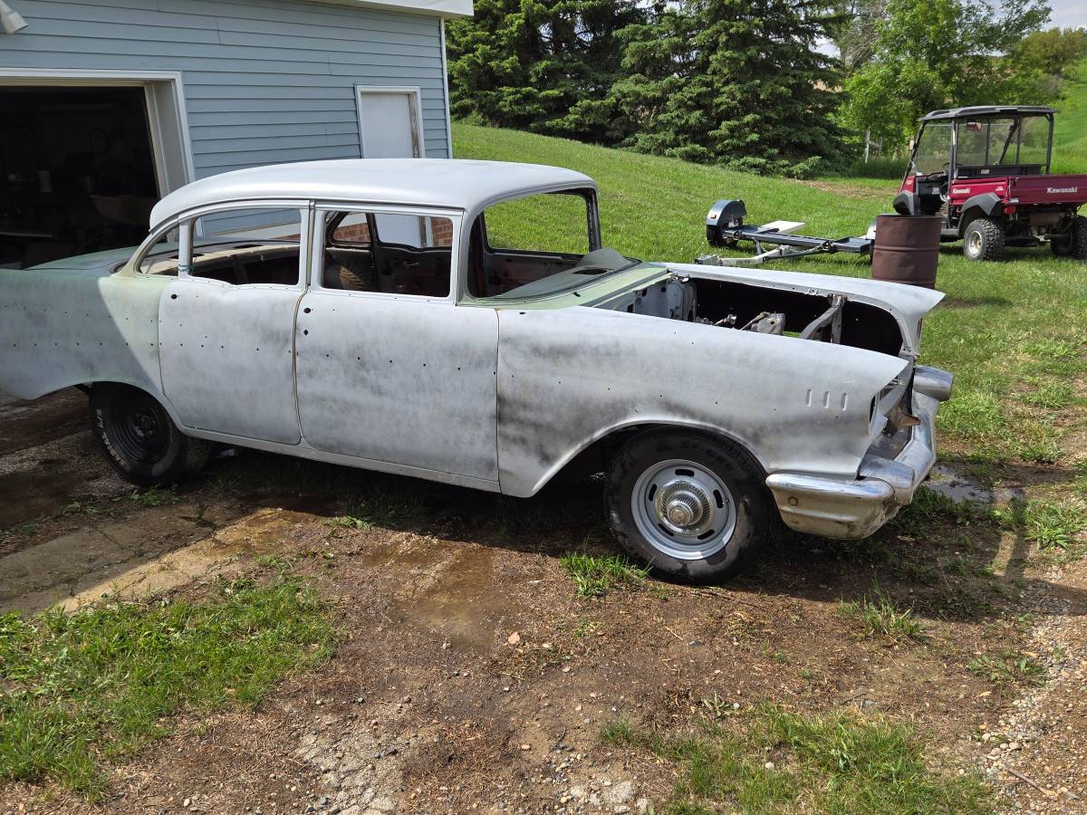 Chevrolet-4-door-sedan-1957-grey-14