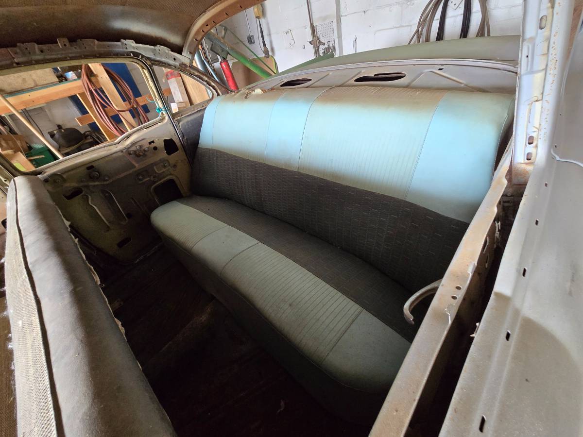 Chevrolet-4-door-sedan-1957-grey-16